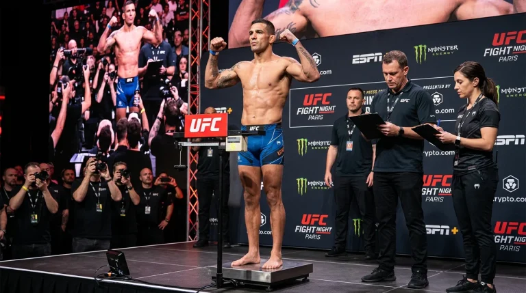 Combattant MMA debout sur une balance lors de la pesée officielle UFC